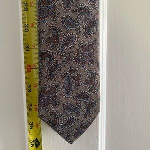 Jos A Bank paisley / Bandana - esque style tie